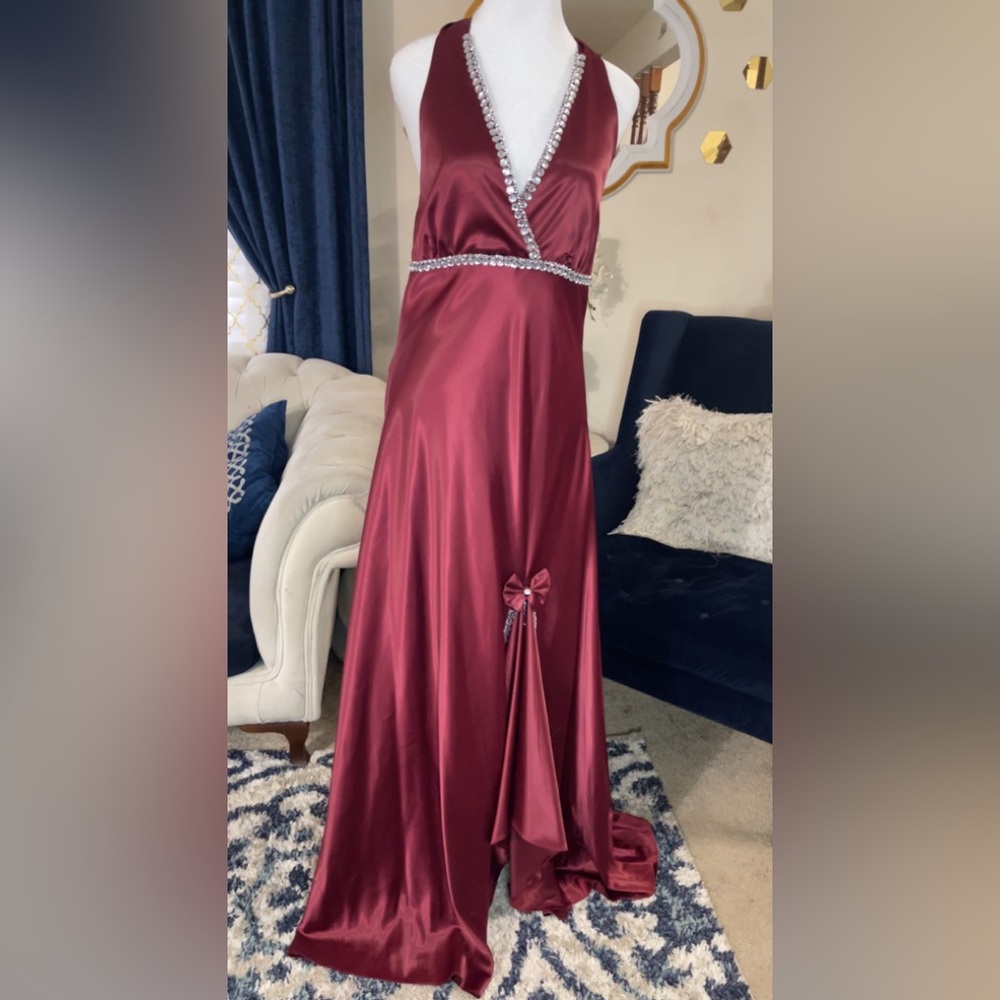 Satin dress, wine colored, long and sexy, sleeveless, backless.